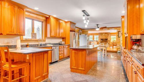 Spacious Belmont Home w/ Seasonal Pool & Grill - Foto 5