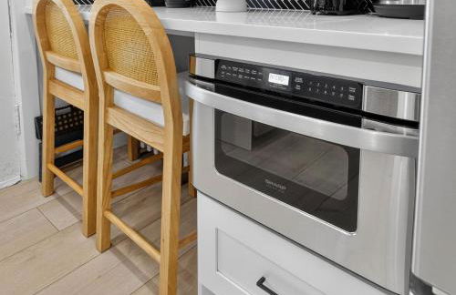 LUX Retreat Home with Yard - Foto 77