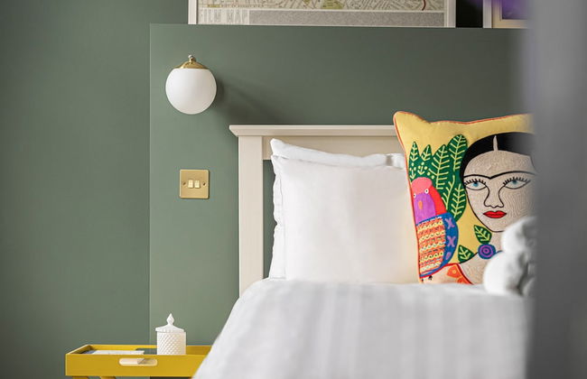 Chic and Colourful Family Home by Underthedoormat - Foto 20