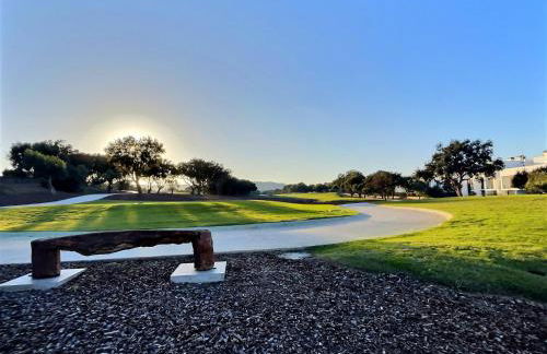 Experience Unrivalled Luxury at Emerald Greens Your Exclusive Retreat in the Heart of San Roque Club Resort - Foto 27