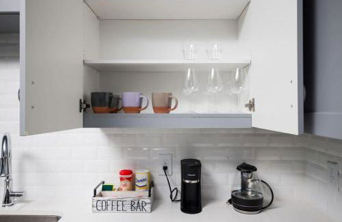 Modern 2BR Retreat- Prkng,Near Rvrwlk & Conv Ctr - Foto 58