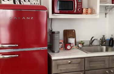 Boston Studio Apartment with Parking, next to Train or Buses, good Neighborhood - Foto 29