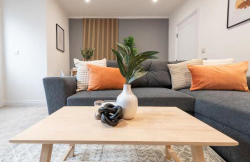 Spacious Modern 2BR - Parking - Workspace Area, Ideal for Contractors & Long Stays - NordStay - Foto 33