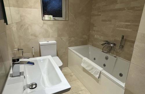 Large Home near Edgbaston Stadium, UOB & QE hospital sleeps 6 - Foto 42