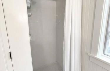 Cottage Retreat - Historic Cottage Home w Home Gym - Photo 13