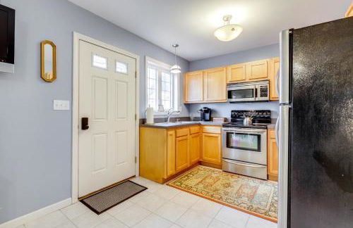 Walk to Eastern Point Beach Apt with Water View! - Foto 10