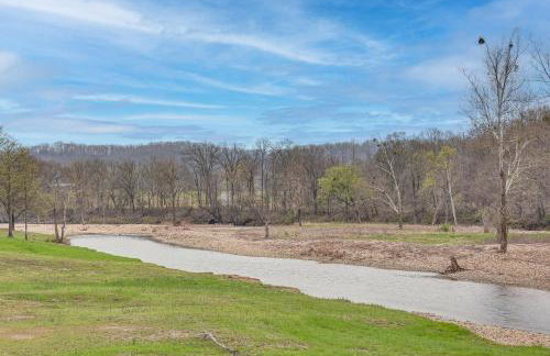 Riverfront Caddo Shack Home with Views and Fire Pit - Foto 32