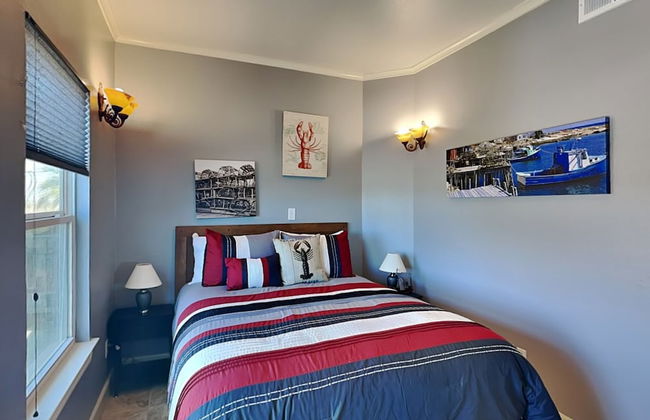 Lighthouse By the Sea - Photo 2