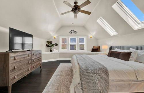 NEW! Fun & style Eastside MKE Best Day Townhouse - Foto 10