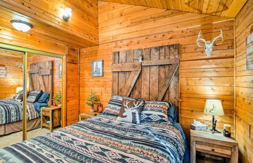 Cozy Manistique Cabin with Deck, Grill and Fire Pit! - Foto 13