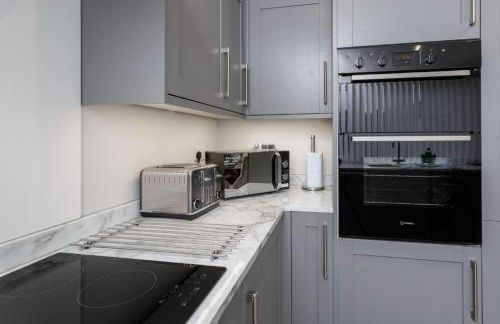 Castle View - 2 Bed Stylish Coastal Port Solent Retreat with Views! Parking, Sleeps 6 - LONG TERM STAY WINTER SPECIAL OFFER- By Blue Puffin Stays - Photo 19