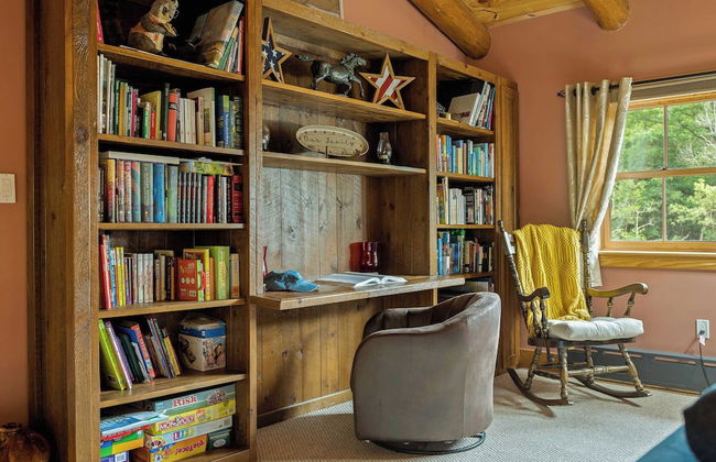 The Bigwood Cabin by Avantstay Hot Tub, Firepit, Pool Table, Private Yard - Photo 31