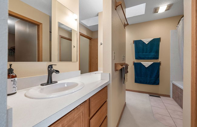 Peaceful Pines 5 BR Home with Jacuzzi - Foto 25