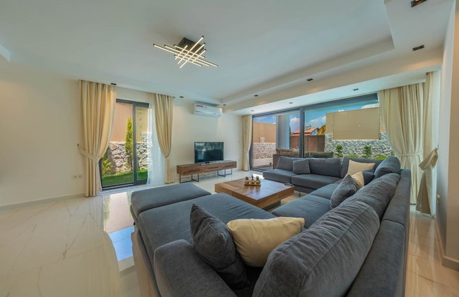 Luxury 4-bed Villa With Private Pool and Jacuzzi - Photo 17