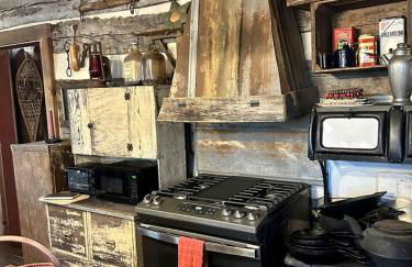 Redesign Wooden Cabin with Jacuzzi and Front Porch in North Carolina - Foto 6