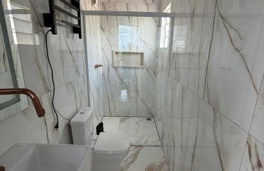 Suite Piscina térmica e Banheira Jacuzzi a 20km de Ctba - Foto 11