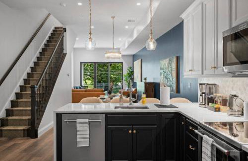 Immaculate Penthouse Double King Suite on Butler St with rooftop deck and free off street parking - Foto 1