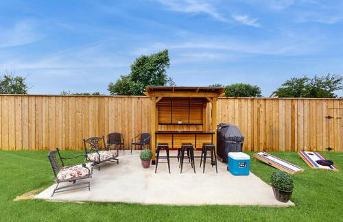 Pool and Outdoor Bar! Spacious Getaway in Sachse - Foto 3