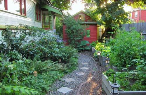 Charming Garden Cottage - Photo 17