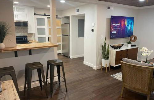 Shares Courtyard Luxury Apt - NEW! - Foto 20