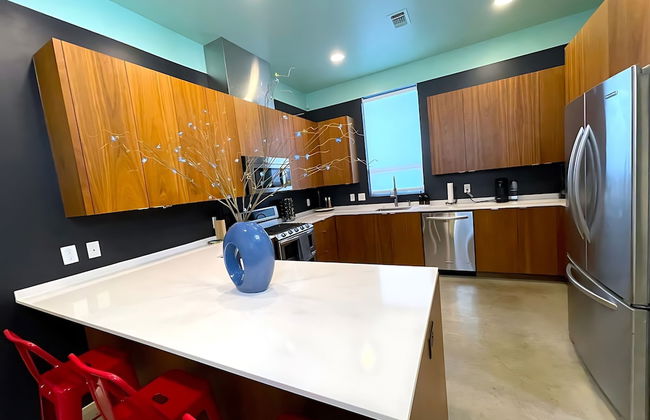 Massive Compound 20 Beds Rainey St 6 min Walk - Photo 13