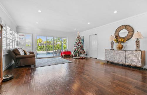 Luxury Pool Oasis- Near Stadium, Tennis and Golf - Photo 3