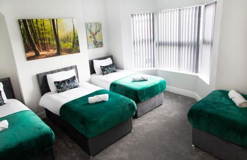 4 Bedrooms Spacious House With 2 Bathrooms Free Parking - sleeps up to 10 guests - Foto 16