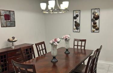 Modern 4 bedroom house close to Loop 20, TAMIU, Airport, and Hospitals - Foto 13