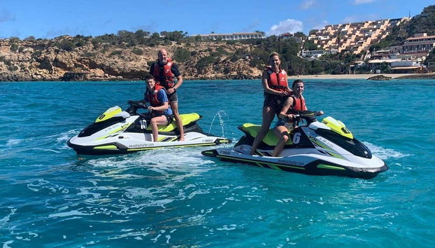 Tour en moto de agua por San Antonio - Foto 2, Pilotando las motos de agua en Ibiza