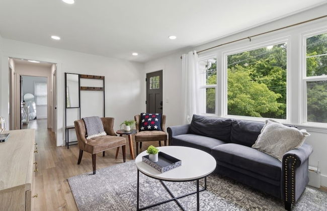 Chic Retreat Near Airport & Downtown Nashville by RedAwning - Photo 16