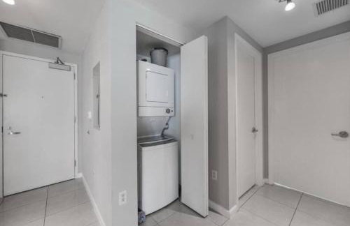 Amazing Condo with Pool at Midblock Miami - Foto 22