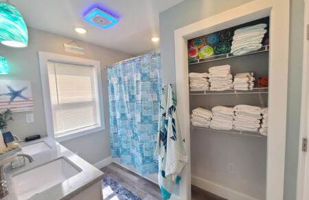 Stunning Lake Home w arcade and huge deck - Foto 23