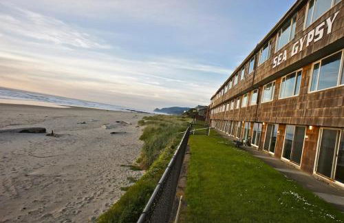 Oceanfront Suite - Top Floor - Sleeps 4 - Pool and Sauna - Foto 49