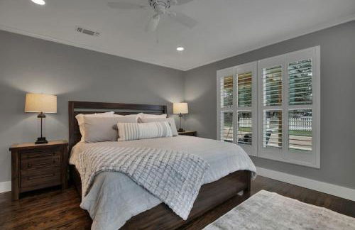 Upscale Home With Pool and Firepit - Close to Mercer St! - Foto 52