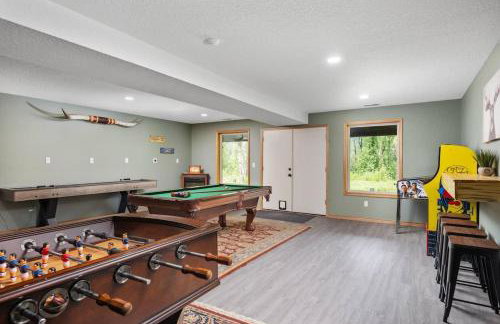 Iron Mountain - Spacious Secluded Lodge with Hot Tub & Game Room - Photo 2