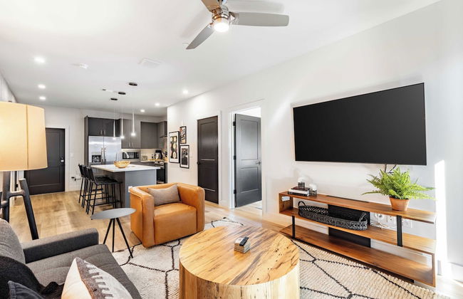 Sleeps 18 3 Modern Midtown Apartments w/ Gym + Pool Walkable to Shops & Eats - Foto 29