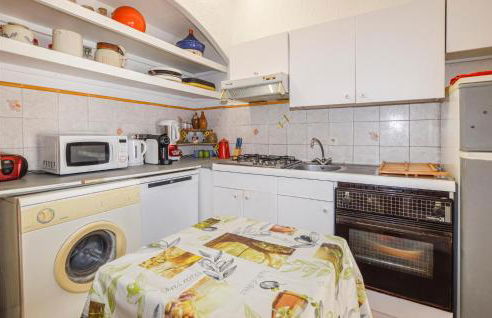 1 Bedroom Gorgeous Home In Venzolasca - Foto 2