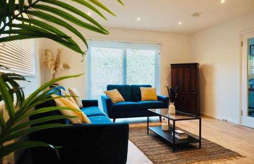 Spacious 3 bedroom Home w Parking in Farnborough - Foto 1