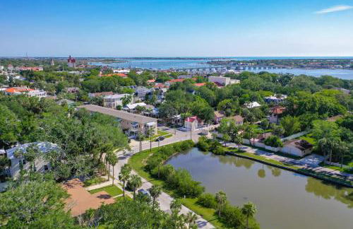 Cozy Quiet St Augustine Private Condo - 2bed, 1 bath, Sleeps 6, Steps to Historic St Augustine Center & All Tourist Attractions, Restaurants, Cafes, Backyard, Porch - Foto 40