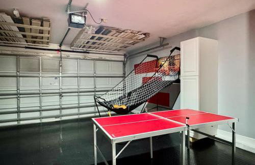 Modern 4BR 2BA with pool in gated community - Foto 28