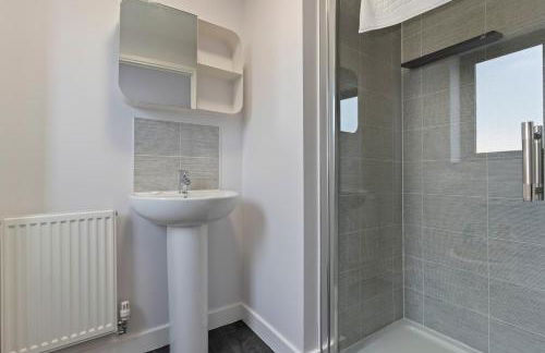 Exquisite 7 Bedroom 5 Bathroom House - Over 1900 sqft - Close to City Centre with Free Parking, Fast W-Fi and SmartTVs by Yoko Property - Foto 11