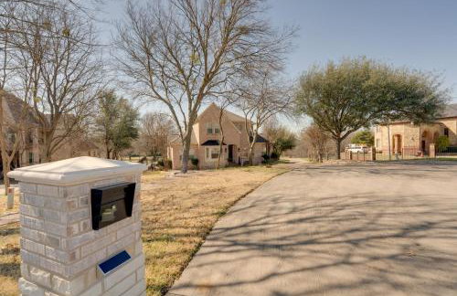 Near Joe Pool Lake! Luxe Getaway with Shared Pool - Foto 39