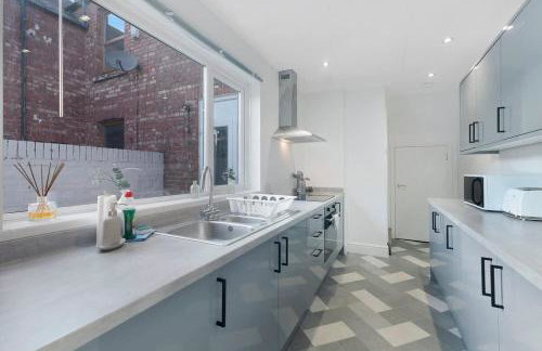 Spacious 4BR on Leafield Rd - Photo 10