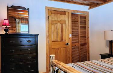 Stylish Forest Lodge with Large Hot Tub, Firepit and Fireplace minutes to Gore Mountain - Foto 36