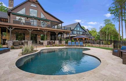 Black Bear Lodge by Avantstay Lakefront, Dock, Pool, Theater Sleeps 20+ - Foto 128