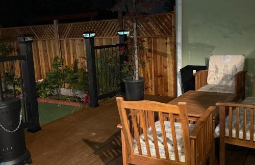 Cheerful house with EV, Parking & backyard - Foto 22