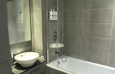 Stylish 2BR Apartment with Balcony & Views - Foto 7