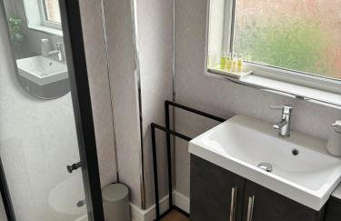 Skyline Loft - Modern Private King Room with Ensuite - Photo 5