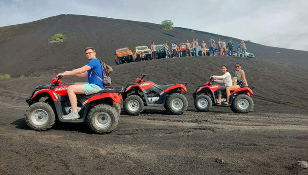 Pilotando los quads por el entorno del monte Batur