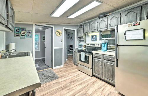 Riverfront Home with Dock about 6 Mi to Cheboygan! - Foto 8